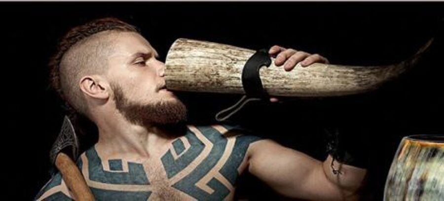 Viking ivókupák, viking motívumokkal